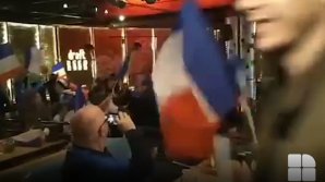 Atmosferă incendiară înainte de meciul anului. Suporterii naționalei Franței se distrează într-un local din Capitală (VIDEO)