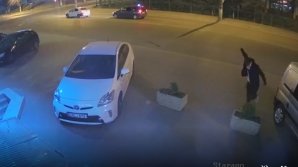 Doi tineri din Capitală, BEȚI CRIȚĂ, au vandalizat un rond cu flori de pe strada Burebista (VIDEO)