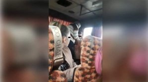 SCENE ŞOCANTE: Un elev a fost snopit în bătaie de şoferul unui autobuz, pentru că asculta muzică (VIDEO)