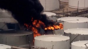 Incendiu de proporţii în SUA. Flăcările au cuprins un depozit petrolier din Houston