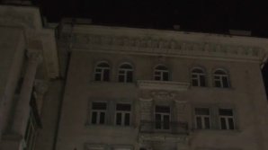 Un tânăr a încercat să ameninţe că se aruncă din nou de pe acoperişul unei clădiri din centrul Capitalei