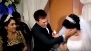 Gest ŞOCANT la nuntă. Mireasa a vrut să-i facă o farsă mirelui, dar a regretat amarnic. Imaginile sunt virale (VIDEO)