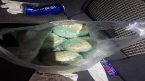 AU AJUNS DUPĂ GRATII. Doi tineri au fost prinşi de poliţişti cu 300 de grame de droguri