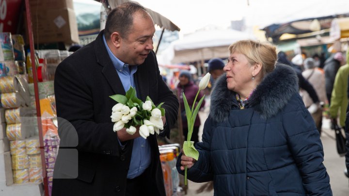 O floare în schimbul unui zâmbet. Angajatele şi vizitatoarele Pieţei Centrale au primit în dar lalele (FOTOREPORT)