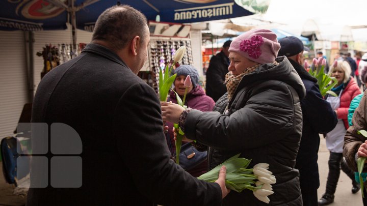 O floare în schimbul unui zâmbet. Angajatele şi vizitatoarele Pieţei Centrale au primit în dar lalele (FOTOREPORT)