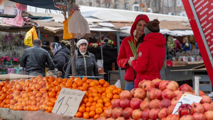 O floare în schimbul unui zâmbet. Angajatele şi vizitatoarele Pieţei Centrale au primit în dar lalele (FOTOREPORT)