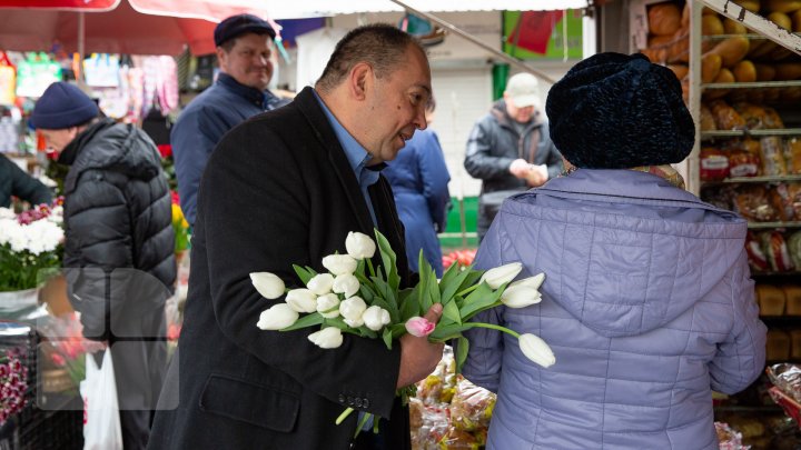 O floare în schimbul unui zâmbet. Angajatele şi vizitatoarele Pieţei Centrale au primit în dar lalele (FOTOREPORT)