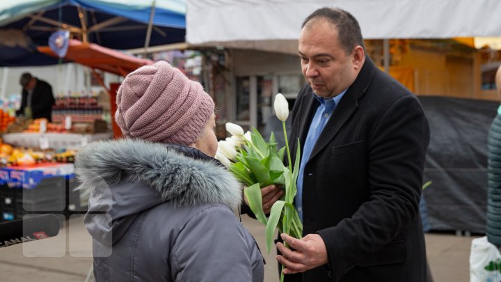 O floare în schimbul unui zâmbet. Angajatele şi vizitatoarele Pieţei Centrale au primit în dar lalele (FOTOREPORT)