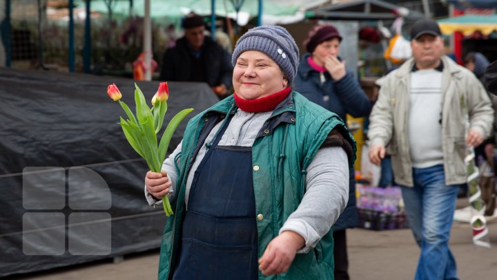 O floare în schimbul unui zâmbet. Angajatele şi vizitatoarele Pieţei Centrale au primit în dar lalele (FOTOREPORT)