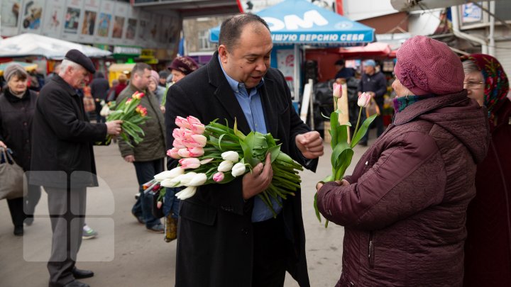 O floare în schimbul unui zâmbet. Angajatele şi vizitatoarele Pieţei Centrale au primit în dar lalele (FOTOREPORT)