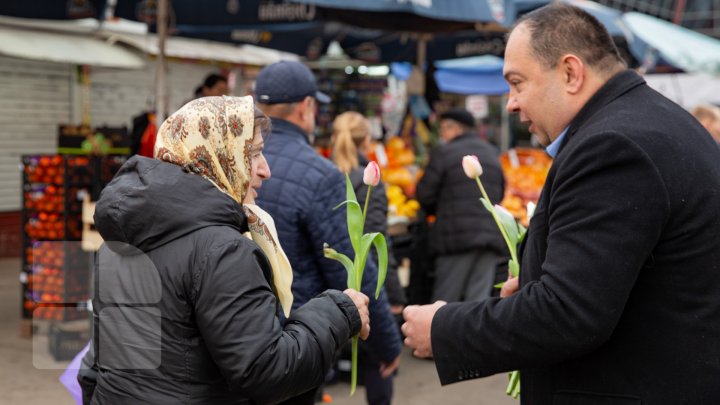 O floare în schimbul unui zâmbet. Angajatele şi vizitatoarele Pieţei Centrale au primit în dar lalele (FOTOREPORT)