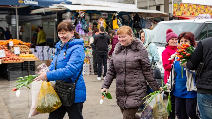 O floare în schimbul unui zâmbet. Angajatele şi vizitatoarele Pieţei Centrale au primit în dar lalele (FOTOREPORT)