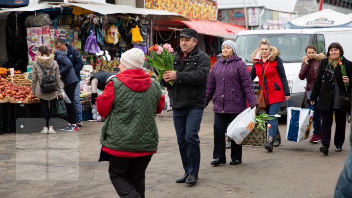 O floare în schimbul unui zâmbet. Angajatele şi vizitatoarele Pieţei Centrale au primit în dar lalele (FOTOREPORT)