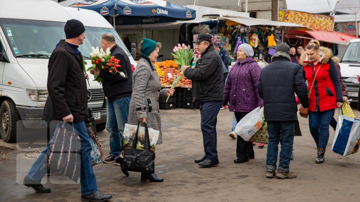 O floare în schimbul unui zâmbet. Angajatele şi vizitatoarele Pieţei Centrale au primit în dar lalele (FOTOREPORT)