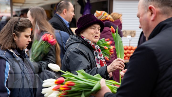 O floare în schimbul unui zâmbet. Angajatele şi vizitatoarele Pieţei Centrale au primit în dar lalele (FOTOREPORT)