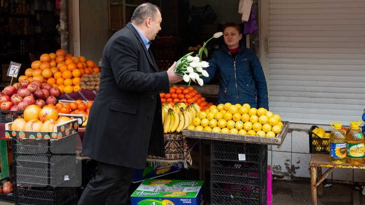 O floare în schimbul unui zâmbet. Angajatele şi vizitatoarele Pieţei Centrale au primit în dar lalele (FOTOREPORT)