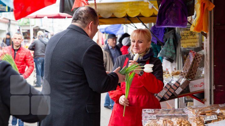 O floare în schimbul unui zâmbet. Angajatele şi vizitatoarele Pieţei Centrale au primit în dar lalele (FOTOREPORT)