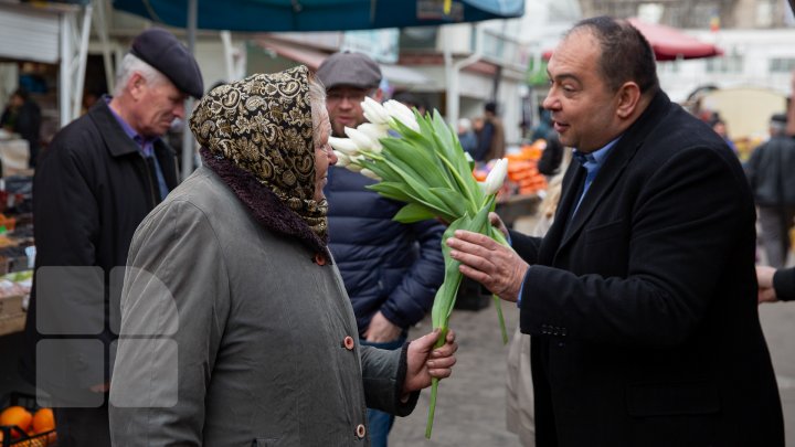 O floare în schimbul unui zâmbet. Angajatele şi vizitatoarele Pieţei Centrale au primit în dar lalele (FOTOREPORT)