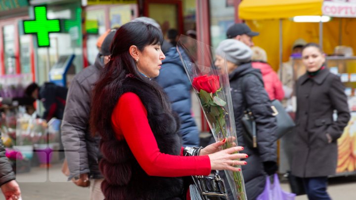 FORFOTĂ MARE în piețele din Capitală. Bărbații au ținut să-și surprindă femeile cu flori (FOTOREPORT)