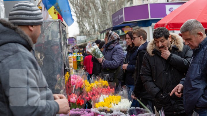 FORFOTĂ MARE în piețele din Capitală. Bărbații au ținut să-și surprindă femeile cu flori (FOTOREPORT)