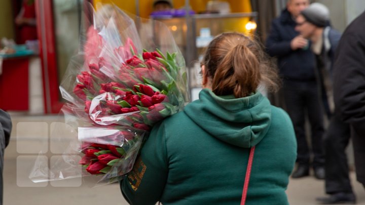 FORFOTĂ MARE în piețele din Capitală. Bărbații au ținut să-și surprindă femeile cu flori (FOTOREPORT)