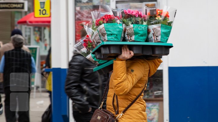 FORFOTĂ MARE în piețele din Capitală. Bărbații au ținut să-și surprindă femeile cu flori (FOTOREPORT)