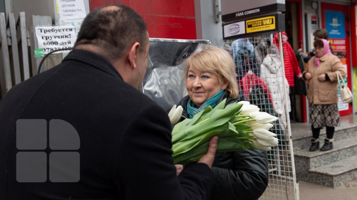 O floare în schimbul unui zâmbet. Angajatele şi vizitatoarele Pieţei Centrale au primit în dar lalele (FOTOREPORT)