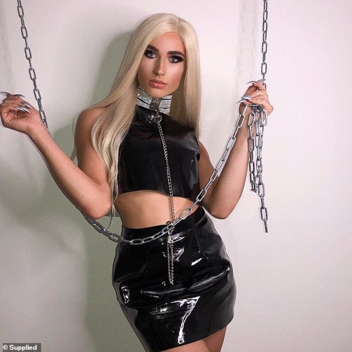 Trăieşte ca O REGINĂ, finanţată de trei amanţi virtuali. Care este secretul "EI" (VIDEO)