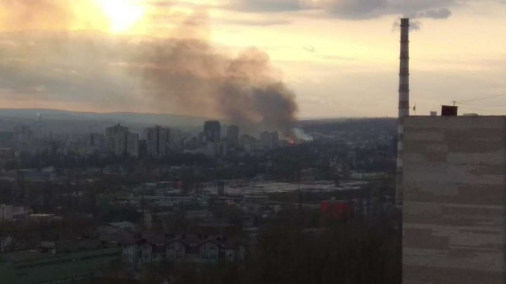 Incendiu PUTERNIC pe strada Petricani din Capitală. Două autospeciale ale pompierilor, la faţa locului (FOTO)