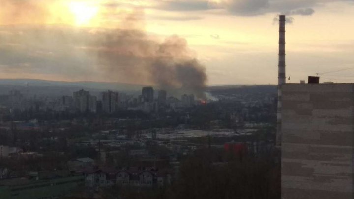 Incendiu PUTERNIC pe strada Petricani din Capitală. Două autospeciale ale pompierilor, la faţa locului (FOTO)