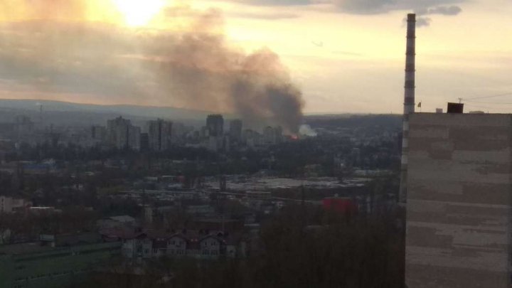 Incendiu PUTERNIC pe strada Petricani din Capitală. Două autospeciale ale pompierilor, la faţa locului (FOTO)