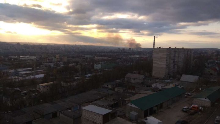 Incendiu PUTERNIC pe strada Petricani din Capitală. Două autospeciale ale pompierilor, la faţa locului (FOTO)