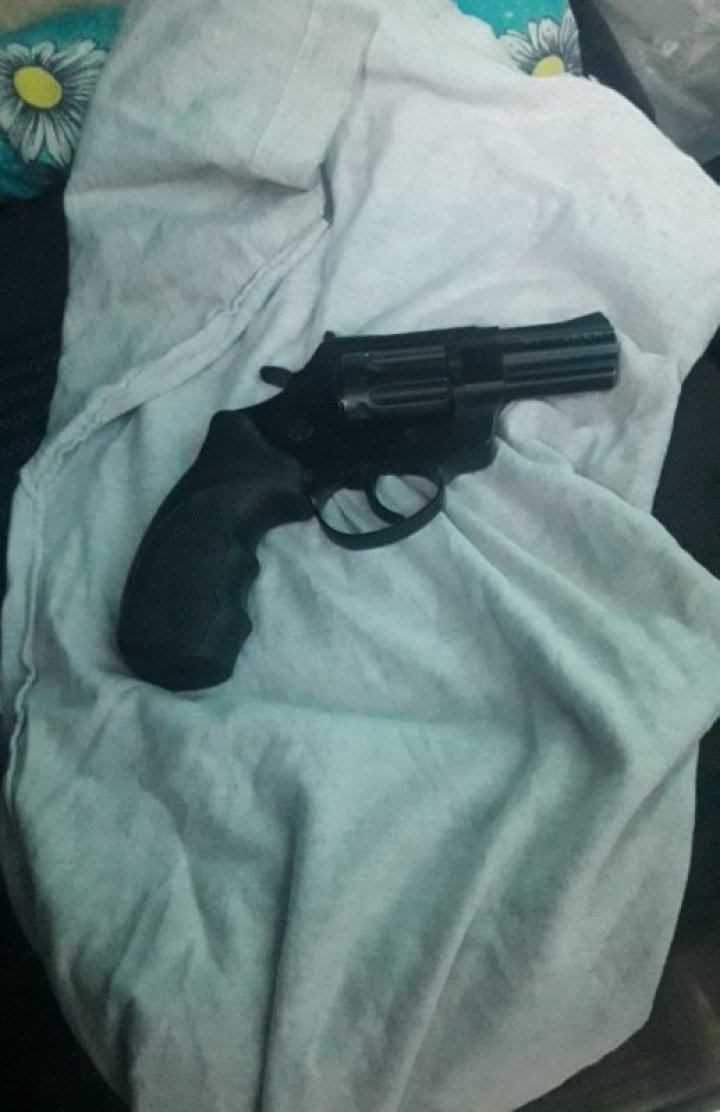 Pistol confiscat la vama Briceni. Ce a declarat deţinătorul ARMEI ÎNCĂRCATE