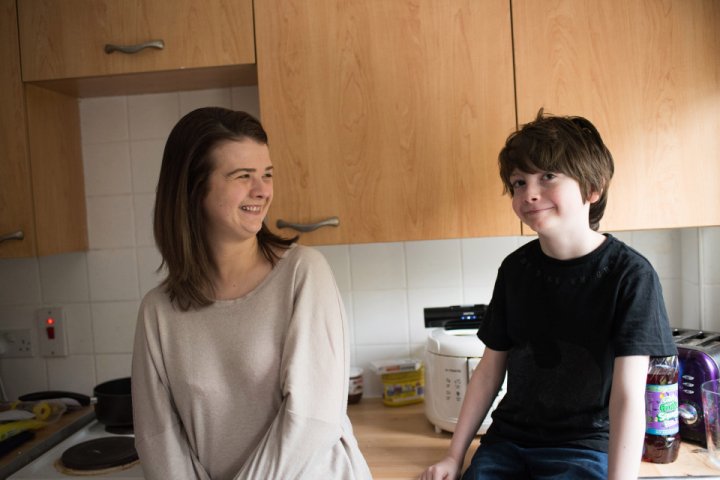 O fetiţă de 14 ani îşi făcea temele când s-a trezit că NĂŞTEA (FOTO)