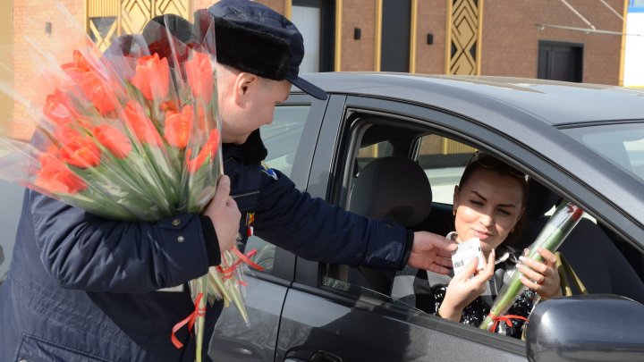 FERICIRE pe chipul lor! Femeile care au trecut frontiera pe la Palanca și Aeroportul Chișinău au primit în dar FLORI şi DULCIURI  (FOTO)