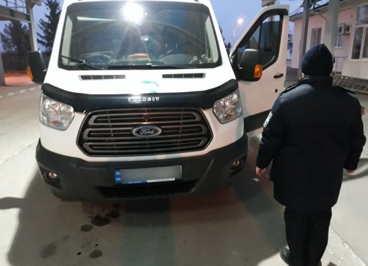 Pistol confiscat la vama Briceni. Ce a declarat deţinătorul ARMEI ÎNCĂRCATE