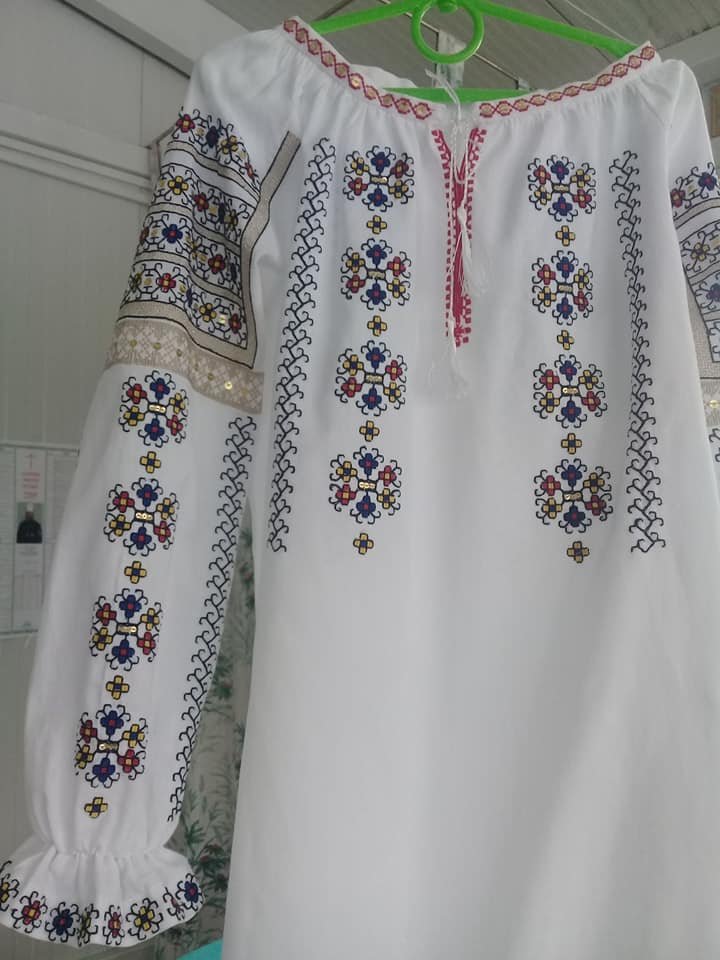 Din dragoste pentru ie şi portul tradiţional. O femeie din satul Mereni şi-a deschis o afacere de croitorie