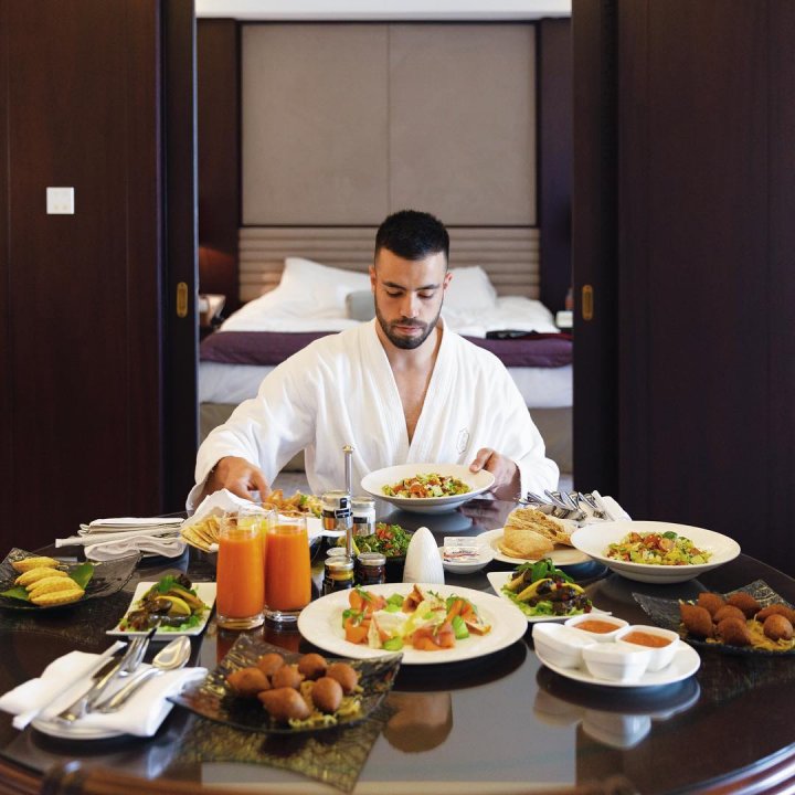 Un milionar caută asistent pentru călătorii. Oferă 46 DE MII de euro. Unde poate fi depus CV-ul