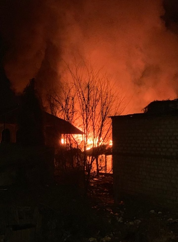 Incendiu INFERNAL în Capitală: O casă din sectorul Botanica, în FLĂCĂRI (FOTO-VIDEO)