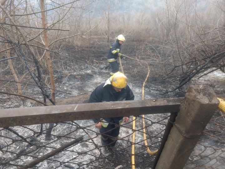 Flăcările au cuprins Moldova! În 24 de ore, pompierii au intervenit în peste 100 de cazuri de stingere a incendiilor (FOTO)