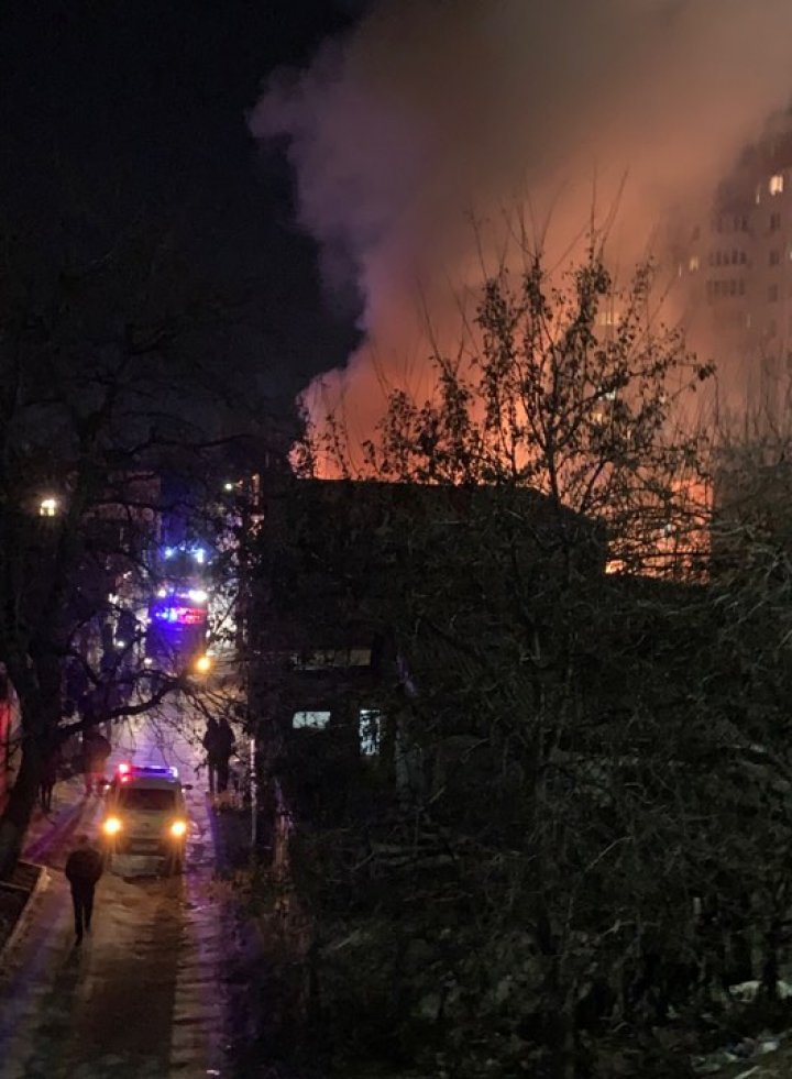 Incendiu INFERNAL în Capitală: O casă din sectorul Botanica, în FLĂCĂRI (FOTO-VIDEO)