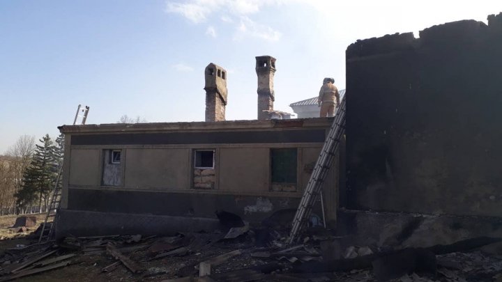 INCENDIU la Mănăstirea Hîrbovăț. Depozitul cu cereale și lemne a fost cuprins de flăcări (FOTO)