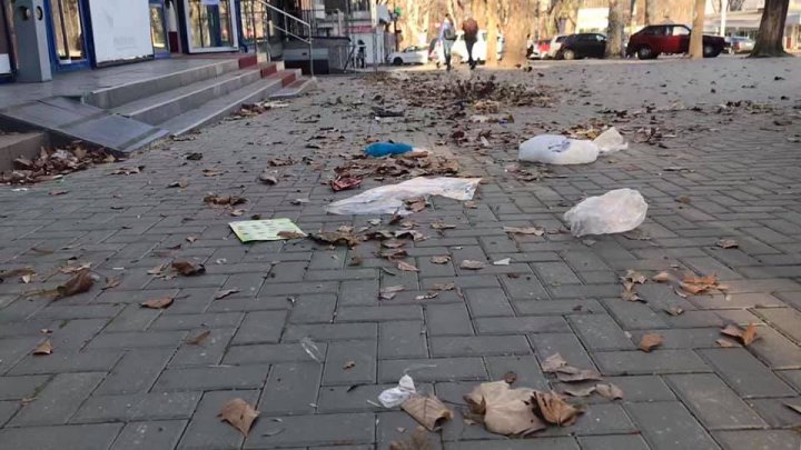 Vântul puternic a făcut ravagii în țară. Acoperişurile a zeci de case au fost avariate