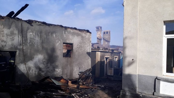 INCENDIU la Mănăstirea Hîrbovăț. Depozitul cu cereale și lemne a fost cuprins de flăcări (FOTO)