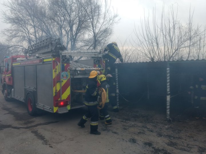 Flăcările au cuprins Moldova! În 24 de ore, pompierii au intervenit în peste 100 de cazuri de stingere a incendiilor (FOTO)