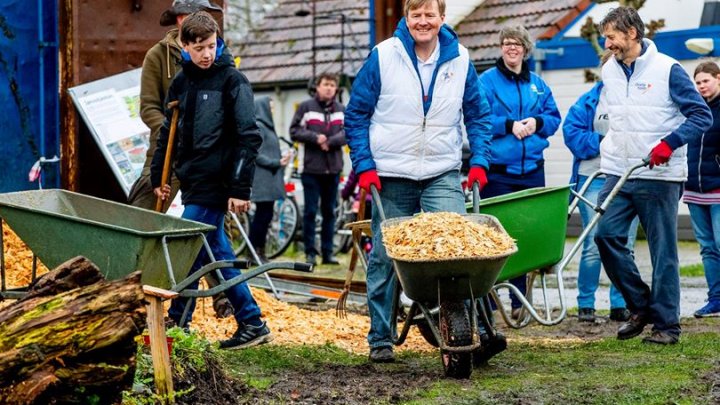 Regele Olandei a celebrat Ziua Naţională a Voluntariatului printr-o acţiune de CURĂŢENIE într-o grădină zoologică 