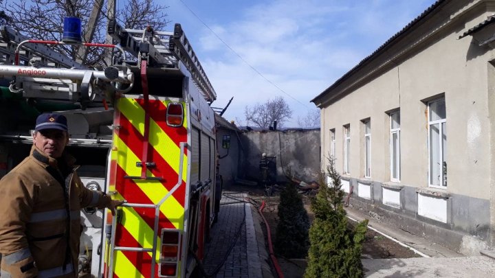 INCENDIU la Mănăstirea Hîrbovăț. Depozitul cu cereale și lemne a fost cuprins de flăcări (FOTO)