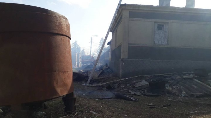 INCENDIU la Mănăstirea Hîrbovăț. Depozitul cu cereale și lemne a fost cuprins de flăcări (FOTO)