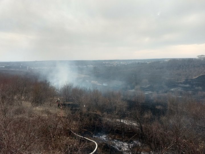 Flăcările au cuprins Moldova! În 24 de ore, pompierii au intervenit în peste 100 de cazuri de stingere a incendiilor (FOTO)