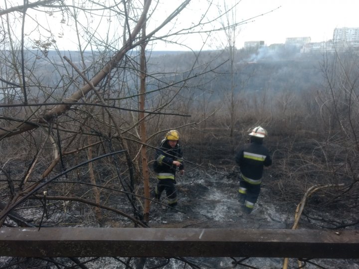 Flăcările au cuprins Moldova! În 24 de ore, pompierii au intervenit în peste 100 de cazuri de stingere a incendiilor (FOTO)